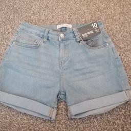 New with the tags on. Denim shorts, size 10.

Pet and smoke free home