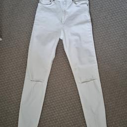 Bekväma zara jeans med hål på knäna. :)

Använt bara fåtal gånger.

Storlek 36, passar även 34

Finns annat spännande i min profil!