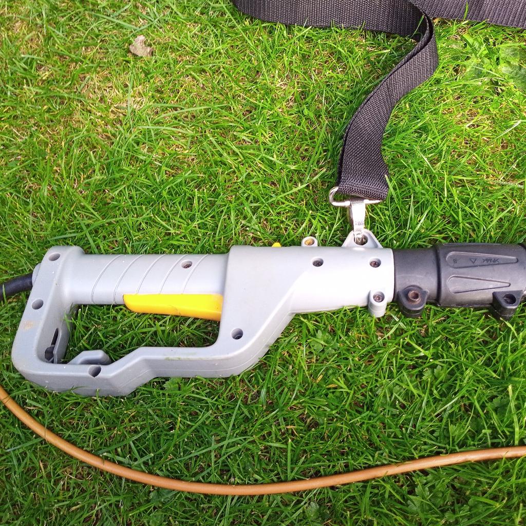 Titan electric pole hedge trimmer in B78 Tamworth for £28.00 for sale