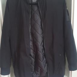 New coat without tags. Never worn! Selling bcos its not my size. And need space in my wardrobe.

Has a pocket on the left arm aswell as normal pockets on a coat. Zips are working fine as iv not worn the coat before. It does not have a hat, never came with one.

But perfect for cold weather!