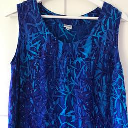 Verkaufe tolles blaues Sommer Kleid von DW-Shop in Größe 40. Das Kleid ist bodenlang (ca. 115cm), gerade geschnitten, aus angenehm luftigem Material, mit kleinem Rundhalsausschnitt und in sich blau gemustert. Wenig getragen daher super Zustand. Keine Rückgabe, keine Garantie, Preis VB zzgl. Versand oder Abholung in München-Perlach. Ich hab viele Sachen im Angebot, schaut doch mal rein - ich gebe auch Mengenrabatt