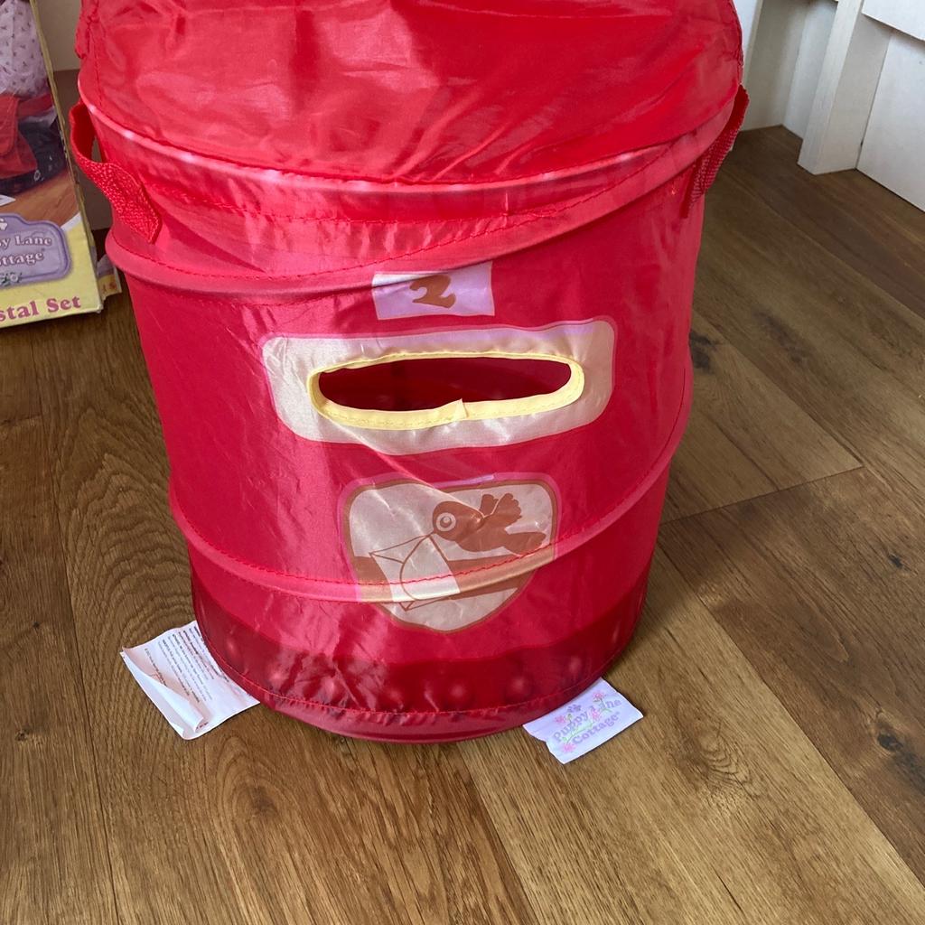 Dream town puppy lane postal set.
Fold up post box and post bag for role play.
Kept in original box but no longer have stamp and letters that came with it but any can be used.
From smoke and pet free house cash on collection only