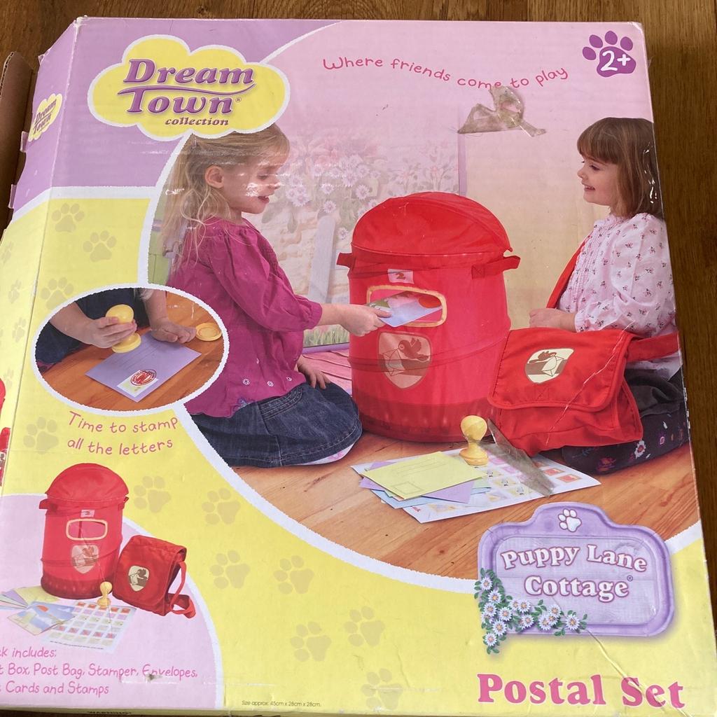 Dream town puppy lane postal set.
Fold up post box and post bag for role play.
Kept in original box but no longer have stamp and letters that came with it but any can be used.
From smoke and pet free house cash on collection only