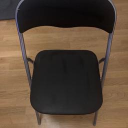 2 Stühle / Sessel

für indoor oder outdoor

zusammenklappbar

Gestell: grau/silber
Sitzfläche: Kunstleder schwarz

bei einem der Sessel kleiner Riss/kleines Loch im Leder

Selbstabholung in 1090 Wien