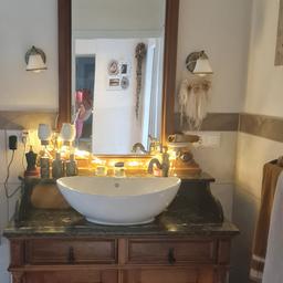 Ich verkaufe unseren Antiken Waschplatz, mit Amatur, Seifenschale, wenn gewünscht.Lampen Waschbecken alles komplett .