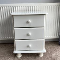 White bedside drawers which would also make a great Shabby Chic project.
Size: L44 x D 38.5 x H 58.5
Collection only