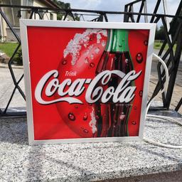 Coca Cola Retro Leuchtreklame

Die Beleuchtung funktioniert einwandfrei und das Gehäuse sowie die Vorderseite sind in einem sehr guten Zustand. 

Maße: ca. 40x40x10 cm