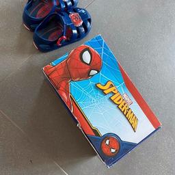 Vendo sandaletti da mare e piscina per bambino della Marvel con motivo SpiderMan. Numero 22/23. Usati una settimana un’oretta al giorno al lago. Come nuovi. consegno in scatola originale
