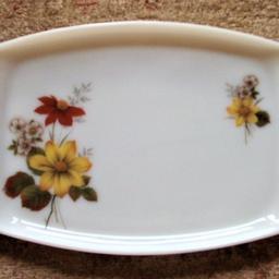 Retro 1970s JAJ Pyrex Platter, Autumn Glory
Measures 15" x 10"
White Glass Decorated With Yellow And Orange Floral Pattern.
In very good condition

Please take a look at my other items for sale.