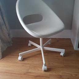 white plastic desk chair
like new condition
collection Maltby