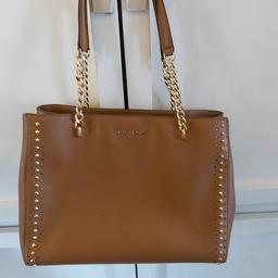i am selling Michael Kors bag looks like new
coulor brown