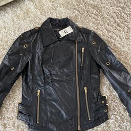 Brand new with tags size 4 , fits my daughter who wears a size 6 , a fitted figure hugging jacket 😍
Looks very stylish and eye catching on , sadly pics do it no justice