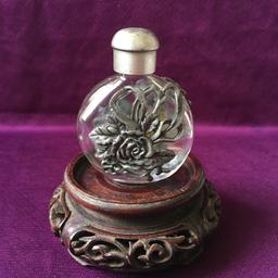 Vintage Small Glass Bottle, Beautiful pewter rose flower double-sided pattern, no damage.
Size: 4.8 x 6 cm
Good condition.