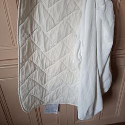 Quilted cover and 2 toweling fitted sheets. Which fit at the base of a travel cot/play pen. Mothercare 63x93cm