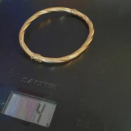 Hallmarked 9ct gold bangle with a box to gifting . Gorgeous Bangle.