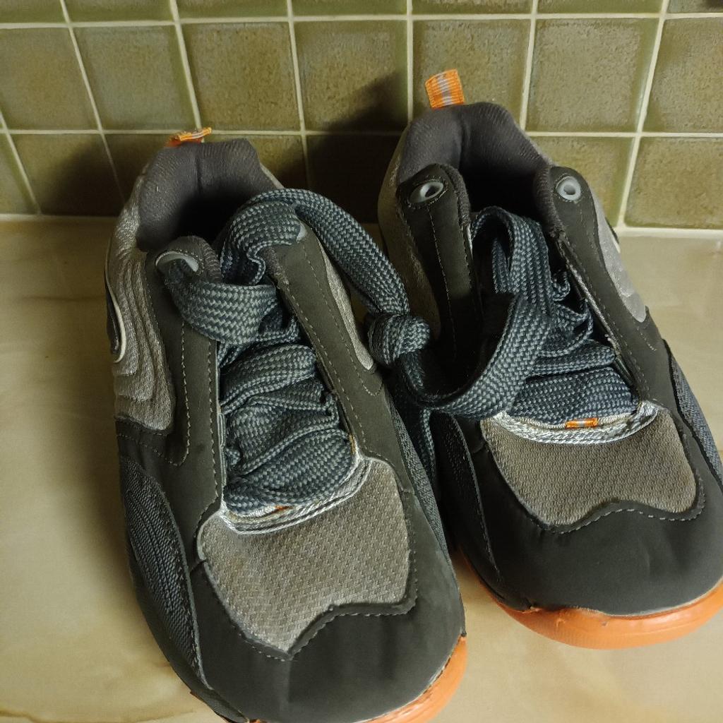 LIGHT AND DARK GREY WITH ORANGE SOLES. HAS AN ARCH SUPPORT. FOR EXTRA COMFORT.