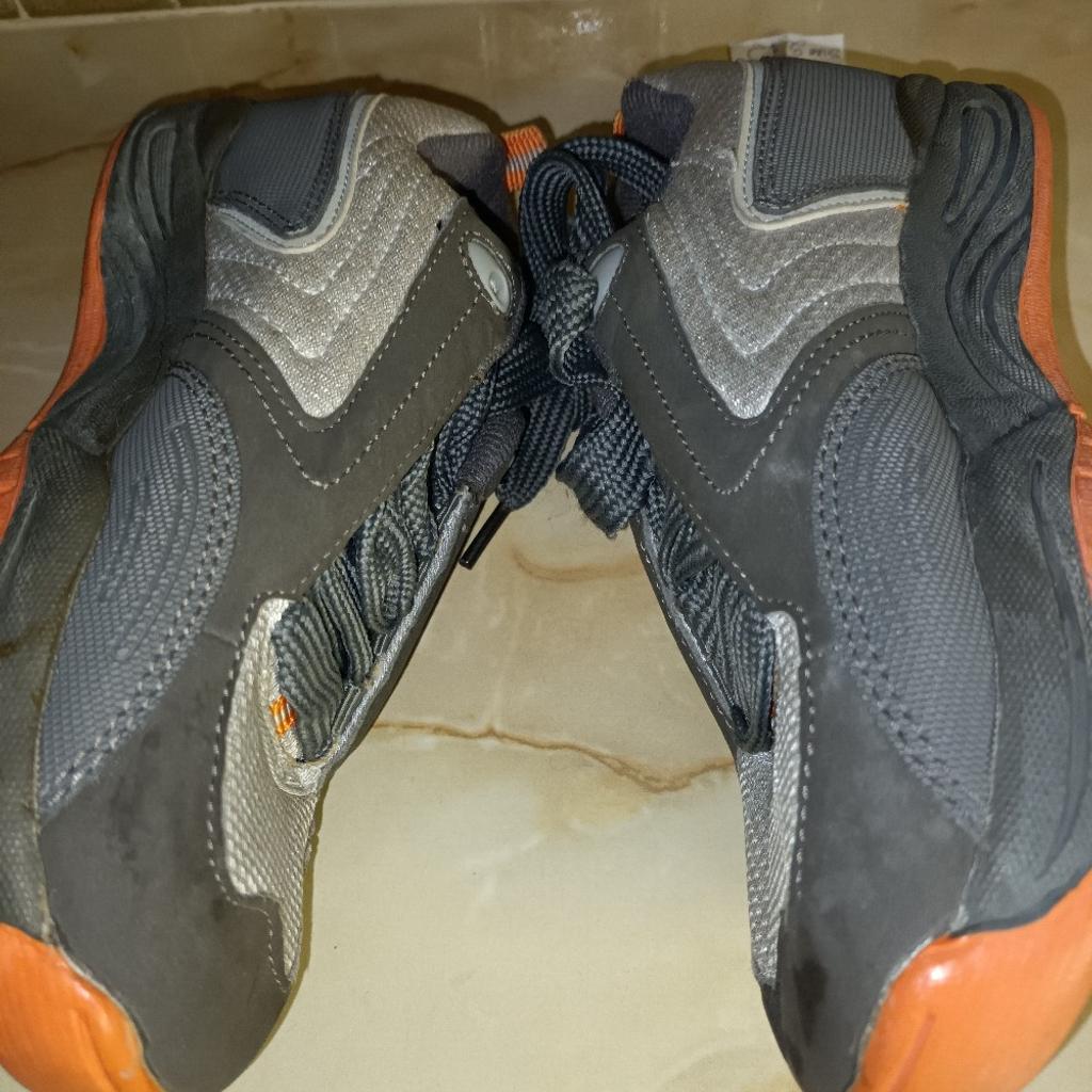 LIGHT AND DARK GREY WITH ORANGE SOLES. HAS AN ARCH SUPPORT. FOR EXTRA COMFORT.