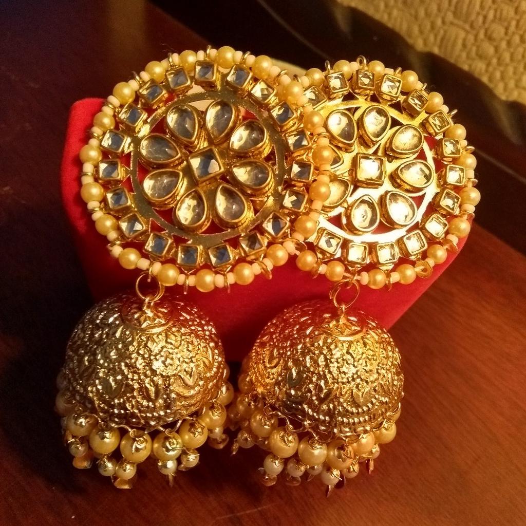 New never been worn
in packaging
Chunky bridal bearings
long and stunning jhumkas
ideal for henna nights bridal or party wear
light weight with tassels on end
Around 4" long x 3" top half diameter

Sold as seen
No refund or exchange
collection or postage extra
vadh on collection