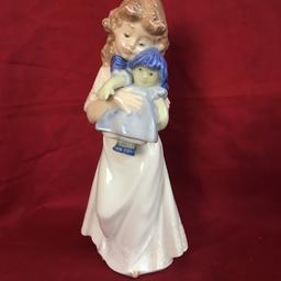 Beautiful NAO Ceramic Figure,Hand made in Spain By LLADRO,DAISA 1989.
no damage.
Height: 20.5 cm
Good condition.