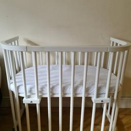 Bedside crib ‎59 x 97 x 26.5 cm
Brand: Babybay
Includes: mattres, waterproof sheet, cover sheet and 4 sides breathable bumper.
Missing one clip to attach the side gate but still safe and usable.