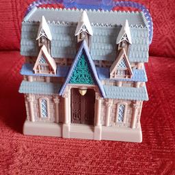 Arendelle Castle Frozen. 3yr + includes Elsa, Anna, Olaf etc. opening door