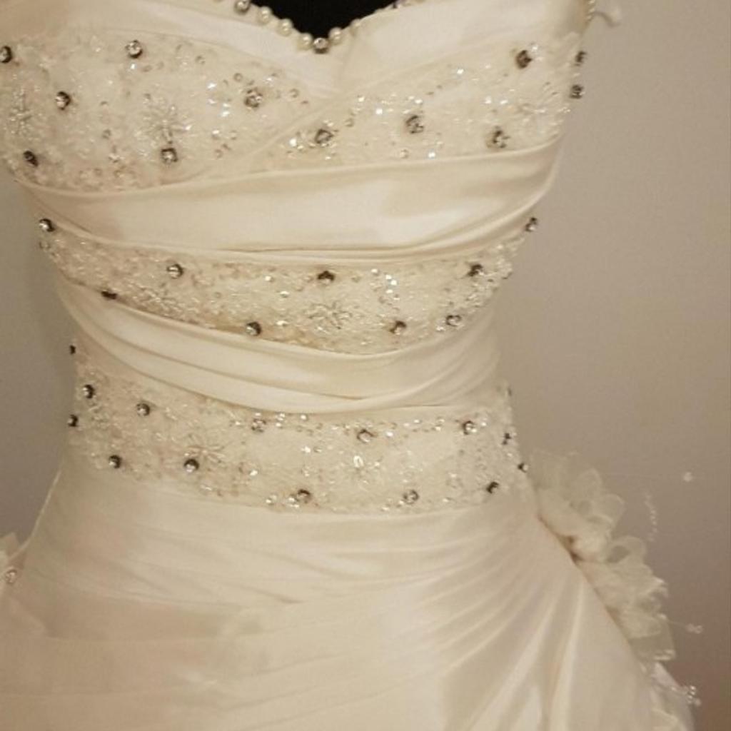 Hochzeitskleid wie neu Größe 36-40 ist mit Schnüren hinten es gibt noch ein Schleier,Bolero usw auf Anfrage
Preis ist VB
Nur Abholung
Privat Verkauf daher kein Umtausch.