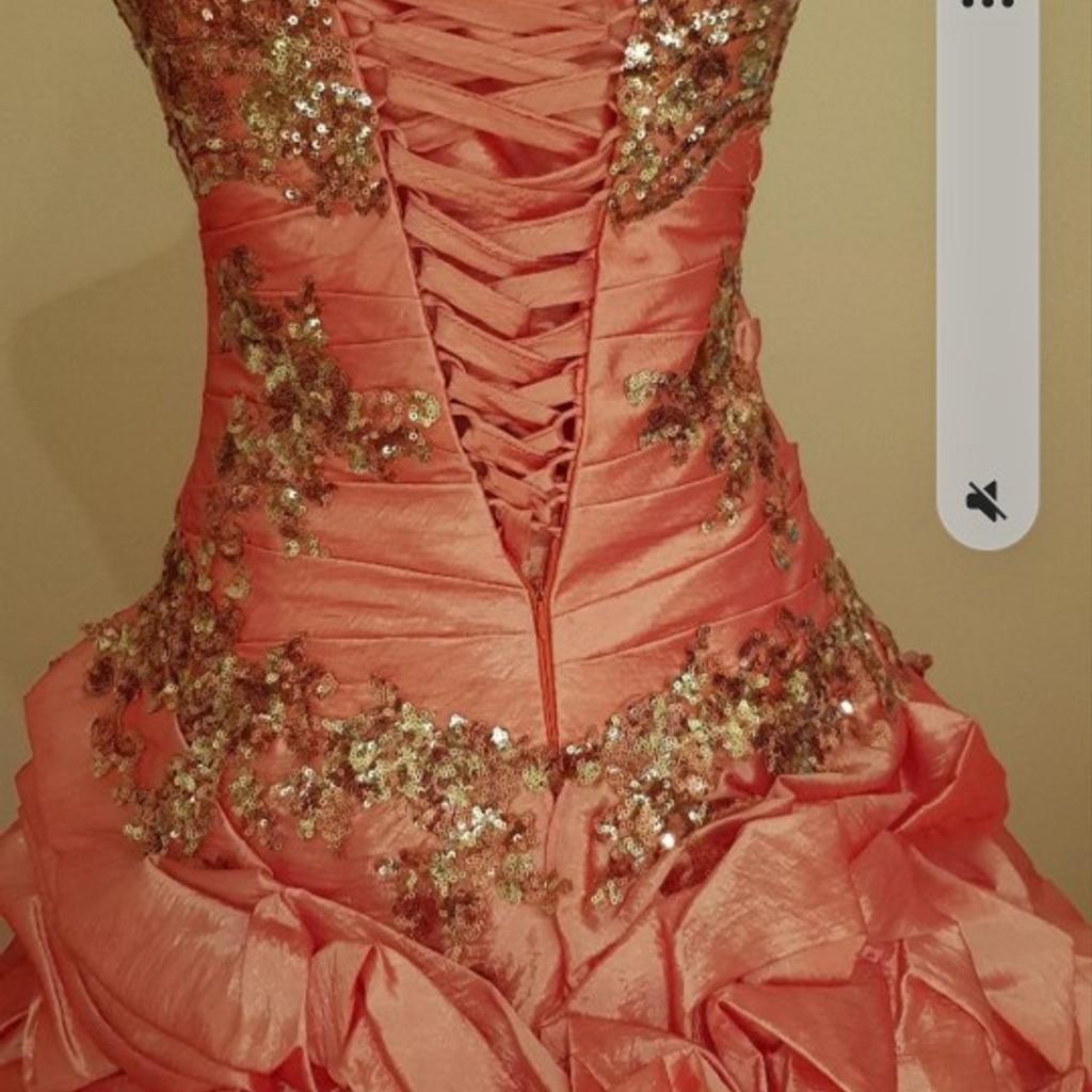 Hochzeitskleid/Abendkleid
Größe 36-40 hinten mit Schnüren
Auf Anfrage Bolero zu Verfügung
Preis ist VB
Nur an Selbstabholer
Privat Verkauf daher kein Umtausch.