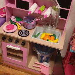 Mädchen Spielküche in rosa aus Holz mit viel Zubehör. in gutem Zustand