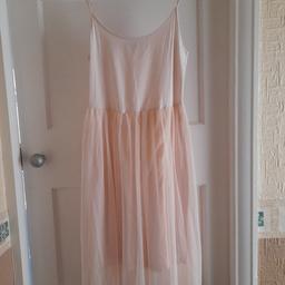 Topshop pale peach dress.
Net skirt with fitted/stretch cotton skirt underneath.
Ex. cond.
Fy3 Laytonor post for extra