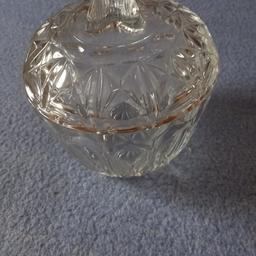 Verkaufe Bleikristall Glasschale mit Deckel
Höhe: 11cm
DM: 10,5cm