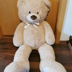 Wir verkaufen einen neuen ca. 100cm großen Teddybär. Zzgl. 6€ Versandkosten.

Privatverkauf