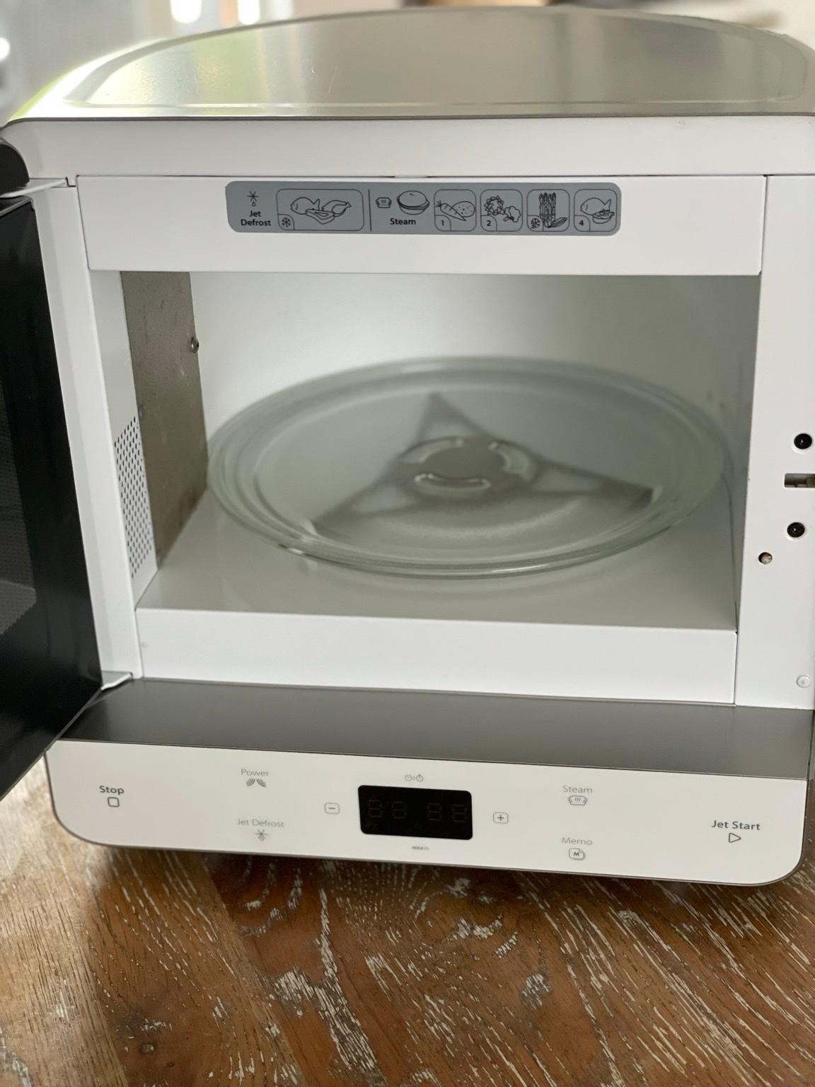 Whirlpool corner microwave in RM10 London for £20.00 for sale Shpock