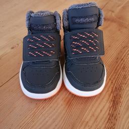 Verkaufe absolut neuwertige Babyschuhe der Marke Adidas in Größe 20.
Die Schuhe sind innen gefüttert, können also auch als Winterschuhe verwendet werden! 

Versand möglich!