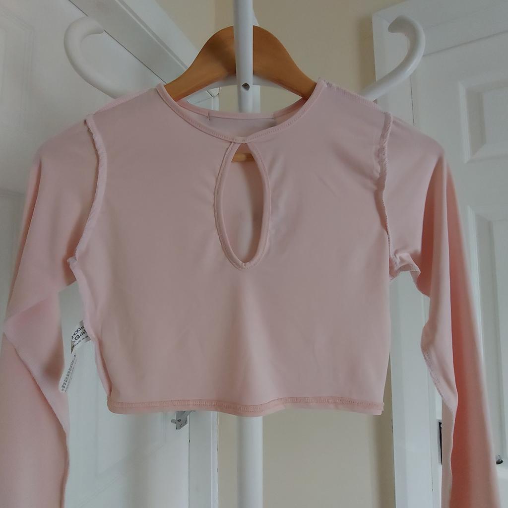 Blouse "Boohoo"Night Light Up The Night Pale Pink Colour New With Tags

Actual size: cm

Length: 34 cm

Length: 15 cm from armpit side

Shoulder width: 30 cm

Length sleeves: 60 cm

Volume hands: 27 cm

Volume chest: 70 cm - 80 cm

Volume waist: 60 cm – 80 cm

Size: 8 (UK) Eur 36,US 4

95 % Polyester
 5 % Elastane

Made in UK