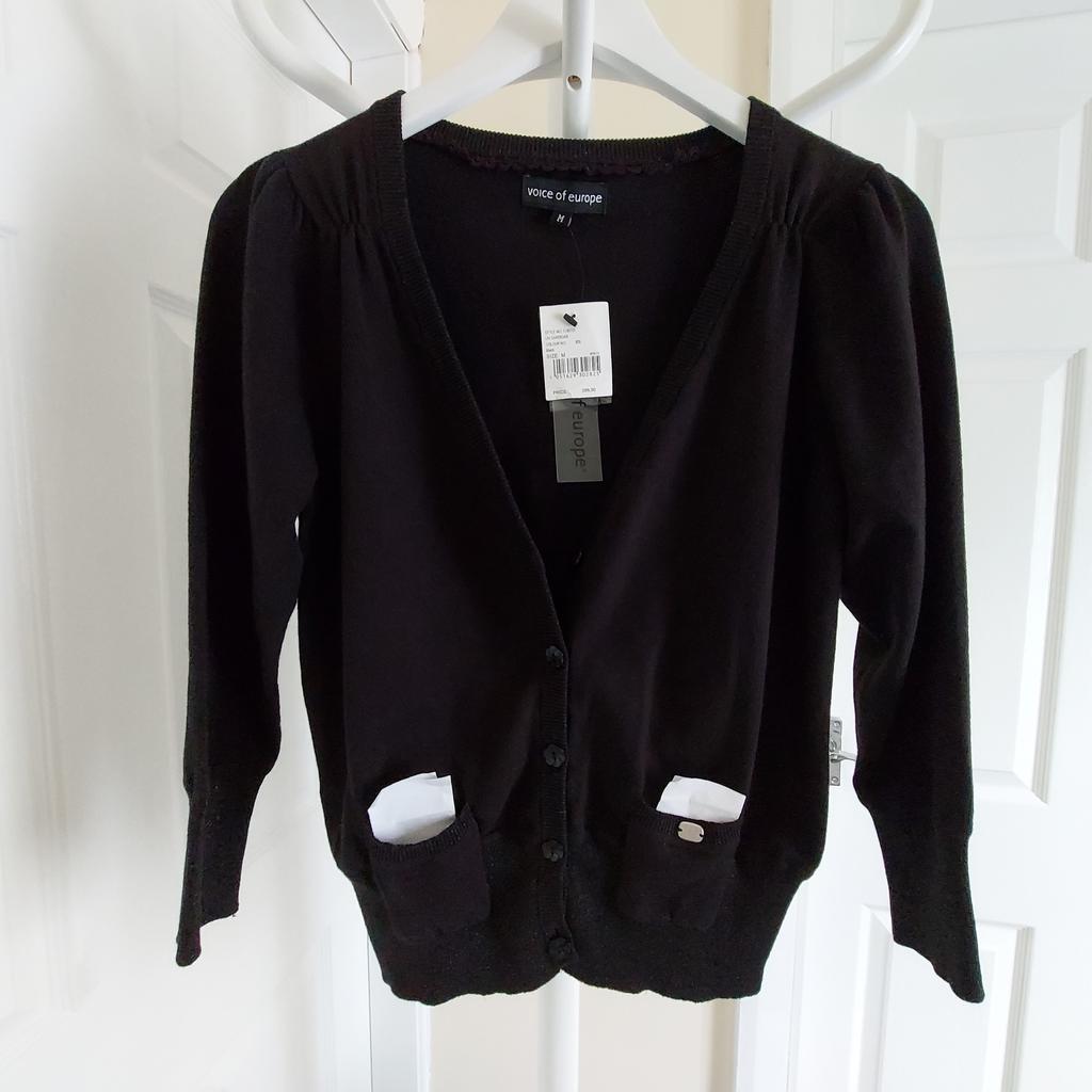 Cardigan „Voice of Europe“ With Pockets Black Colour New With Tags

Actual size: cm

Length: 54 cm

Length: 35 cm from armpit side

Width shoulder: 33 cm

Length sleeves: 49 cm

Volume hand: 38 cm

Breast volume: 85 cm – 95 cm

Volume waist: 85 cm – 90 cm

Volume hips: 75 cm – 85 cm

Size: Eur M

74 % Cotton
16 % Nylon
 7 % Polyester
 3 % Spandex

Made in China

Retail Price NOK 399.00