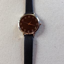 Verkaufe Armbanduhr mit schwarzem Uhrband
DM: 4cm
Neu,Original mit Batterie