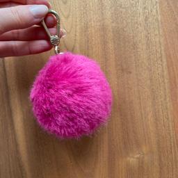 Verkaufe sehr schönen Taschen- bzw. Schlüsselanhänger in pink von Furla aus Kunstfell mit goldfarbenen Details.

neuwertiger Zustand