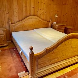 Das Bett ist in super Zustand auf in vollem Holz.
Beide Bett und Nachtische sind vom Tischlerei gemacht.
Inkludiert im Preis sind auch die 2 Matratzen und Lattenrost, Alles in sehr gut Zustand.
Nur selbst Abholung.