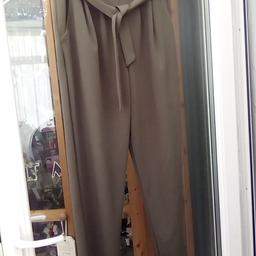 stylewise papper bag  khaki trousers side pockets 
size 12
no offers accepted
collection within 3 days
can post