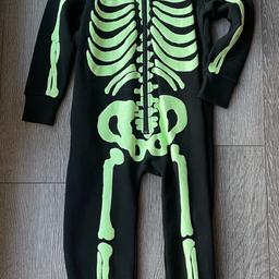 Halloween Skeleton Onesie unisex boy girl. Scary zip up jumpsuit for age 4-5 from George. New, never used but tags missing.
Pet and smoke free home.
Collection from Tipton near PureGym.