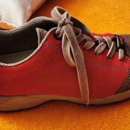 Neuwertiger Damen Ara Schuh mit gutem Fußbett. Wurde nur ein paar mal getragen, ist wie neu. Gr. 39,5