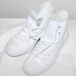 Converse All Star Sneakers Stiefel in weiß aus Leder, mit Gummisohle. Innen aus Stoff. Sie sind in Gr. 37,5. Sie haben eine Innenlänge von ca. 24,5 cm. Schafthöhe: 14 cm. Neu und ungetragen.