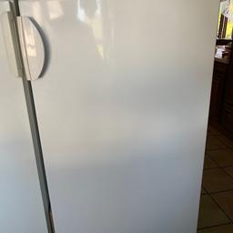 Gut erhaltener Tiefkühlschrank mit 6 Schubfächern zu verkaufen!
Selbstabholung!
Wegen Auswanderung !
Breite 1,65   Höhe 0,65