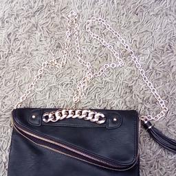 lovely faux leather bag
2 X compartments
long chain strap
chain detail to front
no offers accepted
collection within 3 days
can post