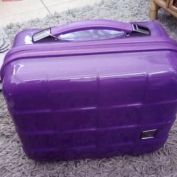 hard case Ideal make up or for traveling
no carry strap
no offers accepted
collection only within 3 days