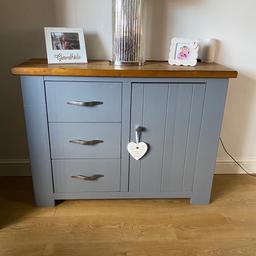Next Hartford Furniture.

Solid oak

Sideboard, coffee table and bookcase all in the painted grey solid oak discontinued now at next all excellent condition selling due to colour change

From a pet and smoke free home excellent quality heavy and solid furniture

Cash on collection

Thanks for looking