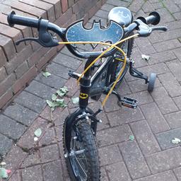 Boys Batman bike with stabilizers.
Some wear and tear but is in Good condition.
No issues with tyres or with brakes just been outgrown.
Cash and collection only