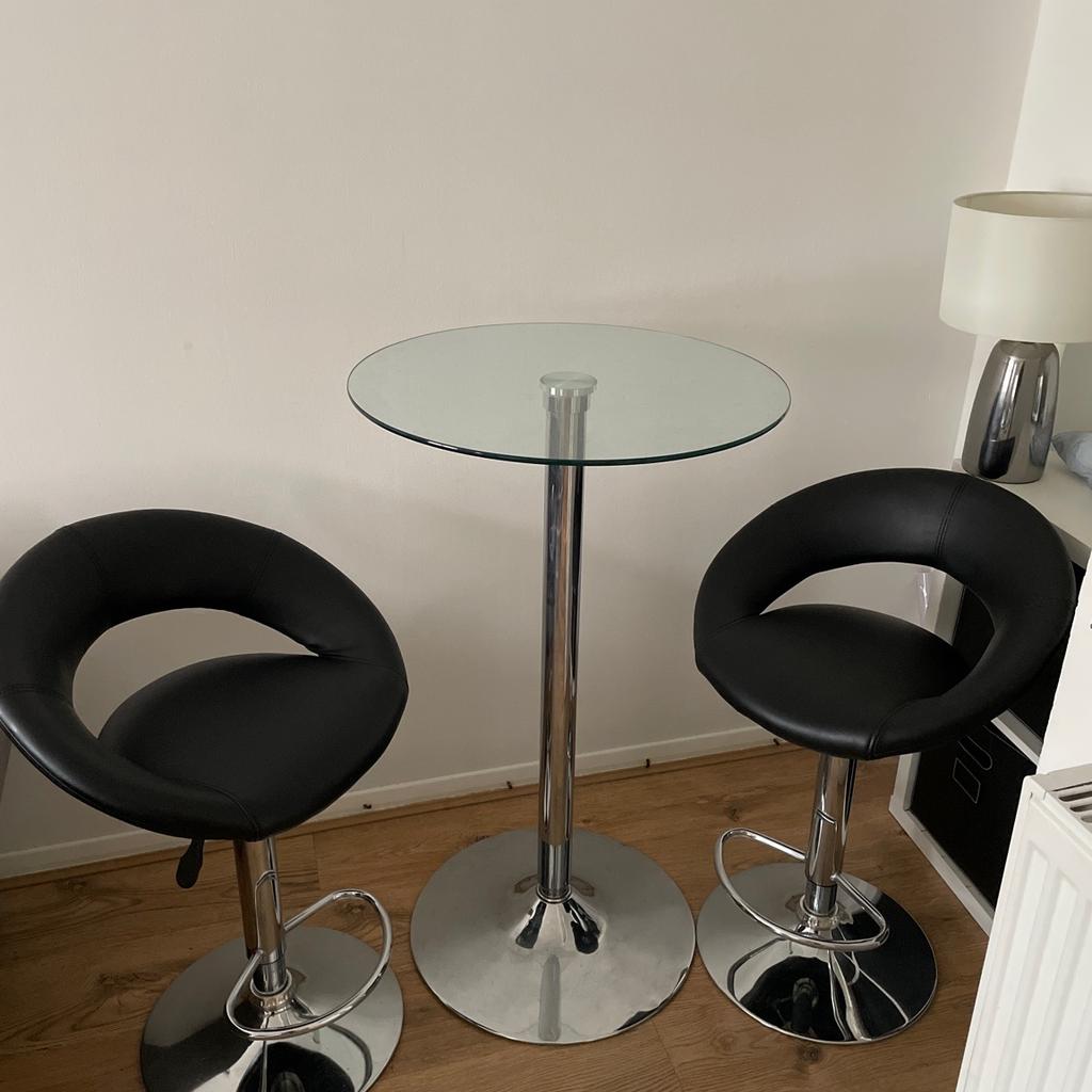 Glass top bar table and 2 stools in SS2 Eastwood für 50,00 £ zum ...