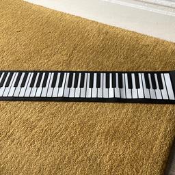 Hami 61 keys roll up digital piano with sustain pedal. 20 demos, 128 rhythms. Bluetooth can be connected and there is a audio port. Rechargeable, can be connected with computer. Can record. Hardly used.