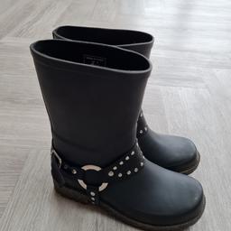 Great condition 
Size 6
ideal for Winter
